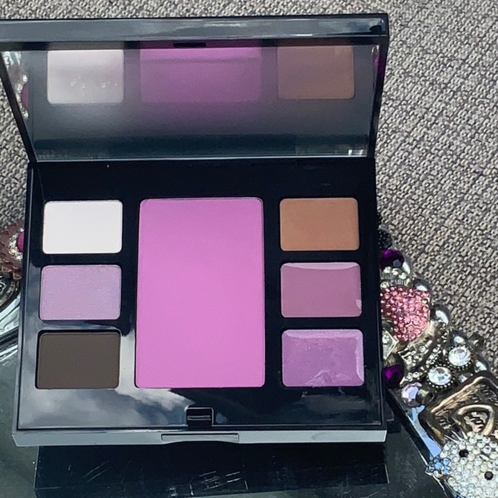 NEW IN BOX, BOBBI BROWN VIOLET FACE PALETTE, 3 EYESHADOW, 3 LIP GLOSS, 1 BLUSH - Picture 3 of 7